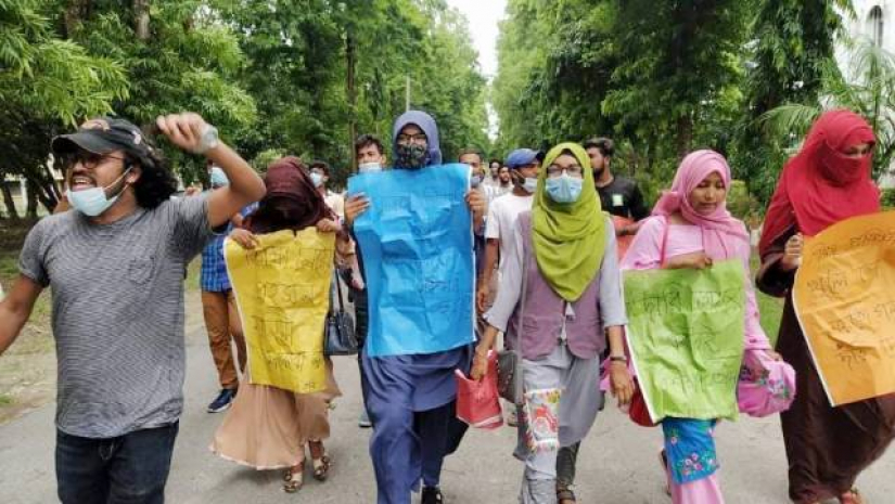 স্বাস্থ্যবিধি মেনে ক্যাম্পাস খুলে দিতে ইবিতে শিক্ষার্থীদের বিক্ষোভ