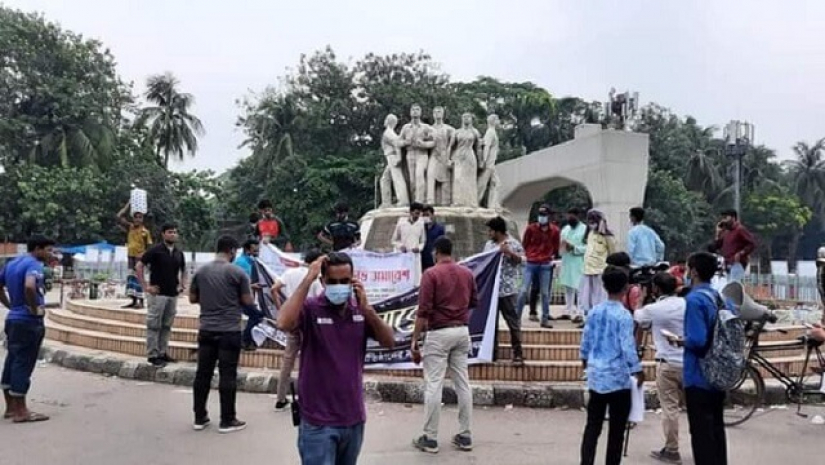 ঢাবিতে আবাসিক হল ও শিক্ষাপ্রতিষ্ঠান খুলে দেয়ার দাবিতে আন্দোলনের সামনে অন্য ব্যানার নিয়ে দাঁড়িয়ে যায় ছাত্রলীগের নেতাকর্মীরা