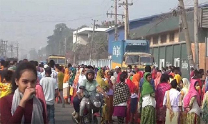 বেতনের দাবিতে ঢাকা-গাজীপুর সড়কে শ্রমিকদের অবরোধ