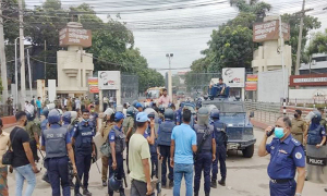 আশুলিয়ায় শ্রমিকদের বিক্ষোভ, আম্পায়ারদের গাড়িতে হামলা