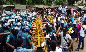 শিক্ষাপ্রতিষ্ঠান খোলার আন্দোলনে পুলিশের বাধা