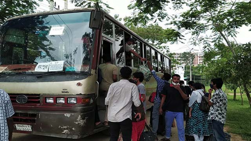 রংপুরের উদ্দেশে দাঁড়িয়ে থাকা জাতীয় কবি কাজী নজরুল ইসলাম বিশ্ববিদ্যালয়ের বাসে উঠছেন শিক্ষার্থীরা