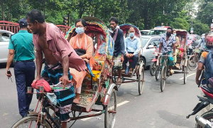 দ্বিতীয় দিনেও সীমাহীন দুর্ভোগে অফিসমুখী মানুষজন