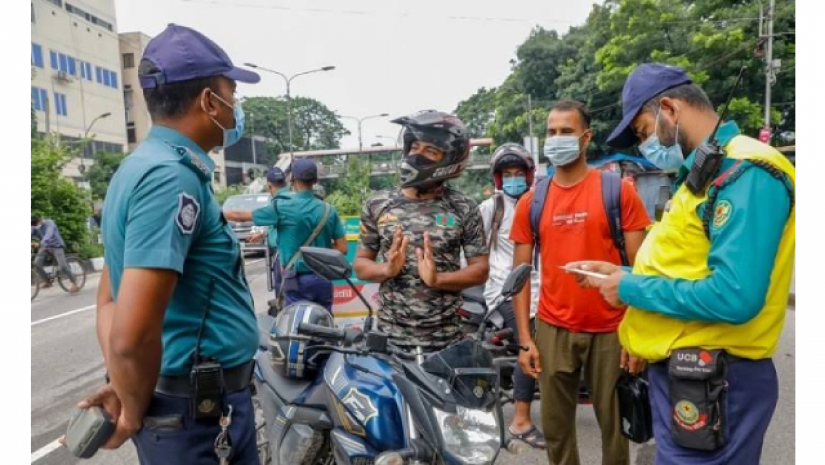 মোটরসাইকেল থামিয়ে জিজ্ঞাসাবাদ করছে পুলিশ