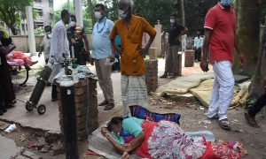 করোনা ওয়ার্ডে জায়গা না পেয়ে গাছতলায় রোগী