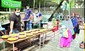 কঠোর লকডাউনে প্রতিদিন আড়াই হাজার মানুষকে খাবার দিচ্ছে যুবকেরা