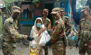 লকডাউনে বাগেরহাটে অসহায়-দুস্থদের পাশে সেনাবাহিনী