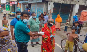 লকডাউনে দরিদ্র মানুষের মাঝে খাবার বিতরণ করছে পুলিশ