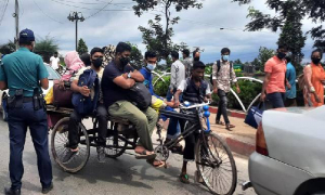 কঠোর লকডাউন: পায়ে হেটে ঢাকায় ঢুকছে মানুষ