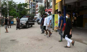 লকডাউনে টিকটক করতে বেরিয়ে শাস্তি— এক পা উঁচু করে ১৫ মিনিট