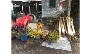 করোনায় স্কুলছাত্র এখন সবজি বিক্রেতা