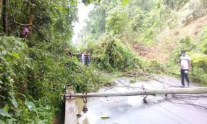 চবির পাহাড়ে ধস, কাটা পাহাড় সড়কে চলাচলের অনুপযোগী