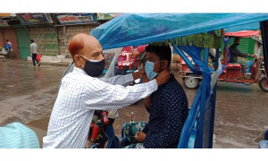 লক্ষ্মীপুরে জেলা শিক্ষা অফিসারের সচেতনতা ক্যাম্পেইন, ৫ হাজার মাস্ক বিতরণ