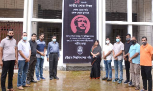 শোকাবহ আগষ্টের প্রথম দিনে চবির বিভিন্ন জায়গায় ব্যানার স্থাপন