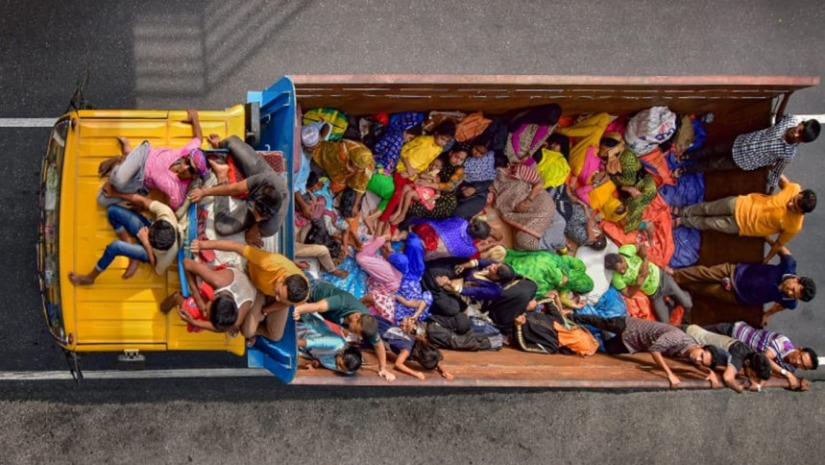 ২০১৮ সালে ঈদের আগে উত্তরবঙ্গের মানুষের ঘরে ফেরার ছবি