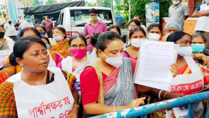 পশ্চিমবঙ্গের শিক্ষামন্ত্রীর বাড়ির সামনে বিক্ষোভ