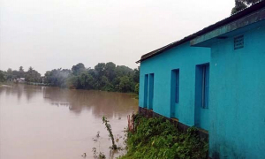 নদীর কিনারে প্রাথমিক বিদ্যালয়টি এখন তলিয়ে যাওয়ার অপেক্ষায়