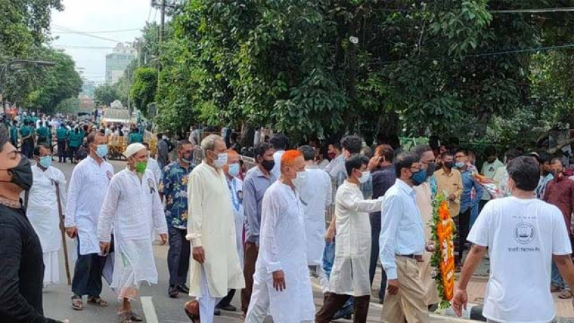 ঙ্গবন্ধুর প্রতিকৃতিতে ফুল দিয়ে শ্রদ্ধা নিবেদন করেছে ঢাকা কলেজ