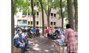 দ্বিতীয় দিনের মতো গাছতলায় ক্লাস নিলেন রাবি শিক্ষক