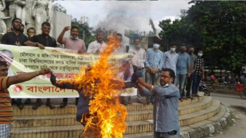 রাজু ভাস্কর্যের পাদদেশে মানববন্ধন ও প্রতিবাদ সমাবেশ শেষে কুশপুত্তলিকা দাহ