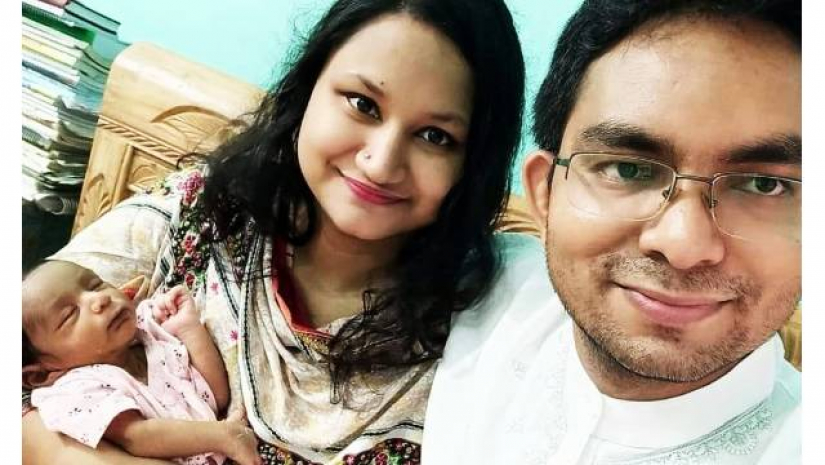 আকলিমার পাশে তার স্বামী মেফতাহুল ইসলাম। তিনিও ডেঙ্গুতে আক্রান্ত হয়ে চিকিৎসাধীন রয়েছেন