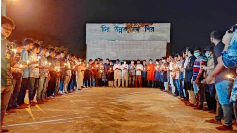 জাককানইবিতে গ্রেনেড হামলায় নিহতদের স্মরণে মোমবাতি প্রজ্বলন