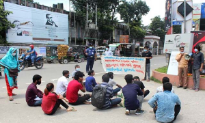 শিক্ষাপ্রতিষ্ঠান খোলার দাবিতে ময়মনসিংহে সড়কে প্রতীকী ক্লাস