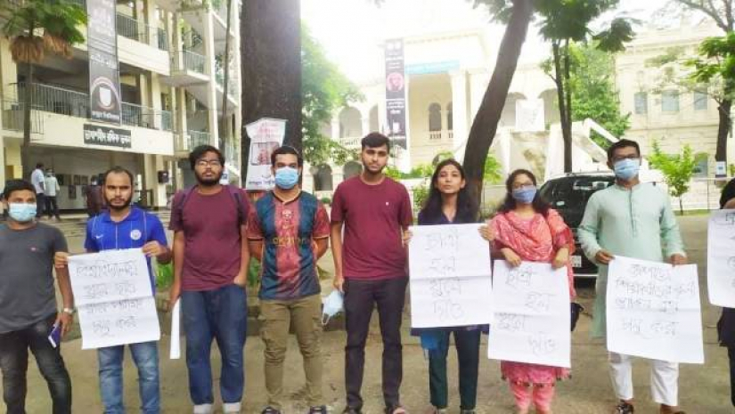 দ্রুততম সময়ের মধ্যে পরীক্ষার তারিখ ঘোষণার দাবিতে জবিতে মানববন্ধন