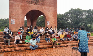 শিক্ষাপ্রতিষ্ঠান খোলার দাবিতে শহীদ মিনারে ক্লাস নিলেন জাবি শিক্ষক