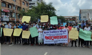 সড়ক অবরোধ করে আন্দোলনে সাত কলেজ শিক্ষার্থীরা