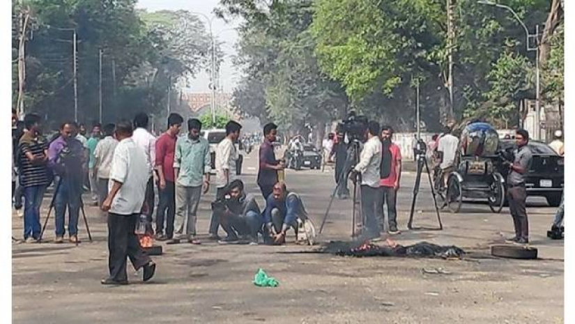 ঢাকা বিশ্ববিদ্যালয় ক্যাম্পাসে দুই ছাত্র সংগঠনের নেতাকর্মীদের সংঘর্ষের  ঘটনার চিত্র