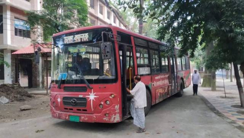 ঢাকা কলেজ শিক্ষার্থীরা দিচ্ছে বাড়তি পরিবহন ফি