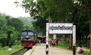 পরীক্ষা শুরুর ২ মিনিট আগেও লোকাল বাসে চবি শিক্ষার্থীরা