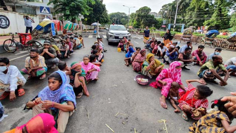 পথশিশু ও অসহায়দের মাঝে খাবার বিতরণ