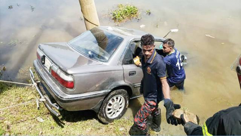 হবিগঞ্জে প্রাইভেটকার খাদে পড়ে কলেজছাত্রীর মৃত্যু হয়েছে। এতে একই পরিবারের আরও ৪ জন আহত হয়েছেন