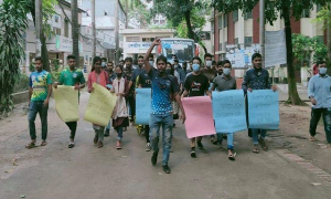 মাঠ রক্ষার দাবিতে জবি শিক্ষার্থীদের বিক্ষোভ মিছিল