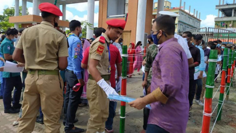 ববিতে পরীক্ষার কেন্দ্রে প্রবেশ করছে শিক্ষার্থীরা