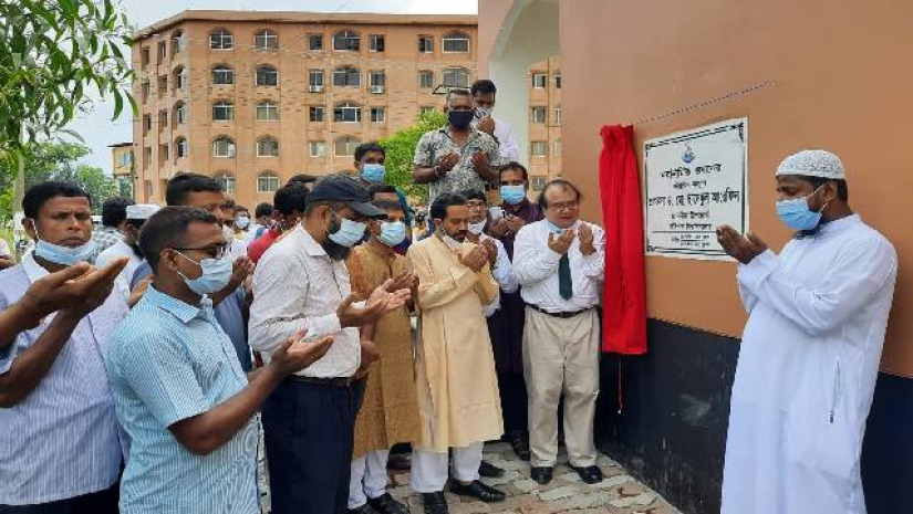 ববি উপাচার্য প্রফেসর ড. মো. ছাদেকুল আরেফিন এ ভবন দুটি উদ্বোধন করেন