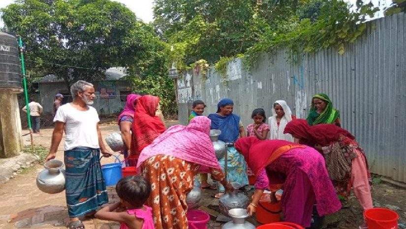 এক মাস ধরে এভাবেই পানি সংগ্রহ করে সব কাজ চালাচ্ছেন ভুক্তভোগীরা