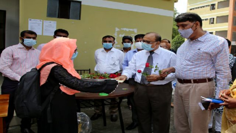 শিক্ষার্থীদের ফুল দিয়ে বরণ করে নিচ্ছেন শিক্ষকরা