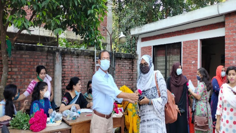 শিক্ষার্থীদের ফুল দিয়ে বরণ করে নিচ্ছেন শিক্ষকরা