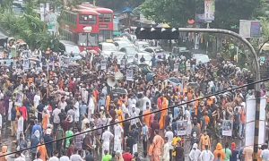 শাহবাগে অবরোধ: তীব্র যানজটে ভোগান্তিতে যাত্রীরা