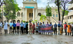 হিন্দুদের মন্দির ভাংচুর ও তাদের উপর হামলার প্রতিবাদে জবি শিক্ষক সমিতির মানববন্ধন 