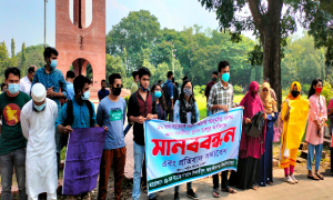 হলে ওঠার দাবিতে জাবির প্রথম বর্ষের শিক্ষার্থীদের মানববন্ধন