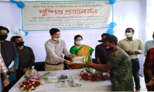 আবাসিক শিক্ষার্থীদের মাস্ক ও ফুল দিয়ে বরণ করে নিল বেরোবি