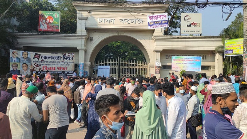 ঢাকা কলেজ কেন্দ্রে ভর্তি পরীক্ষার্থীদের ভিড়