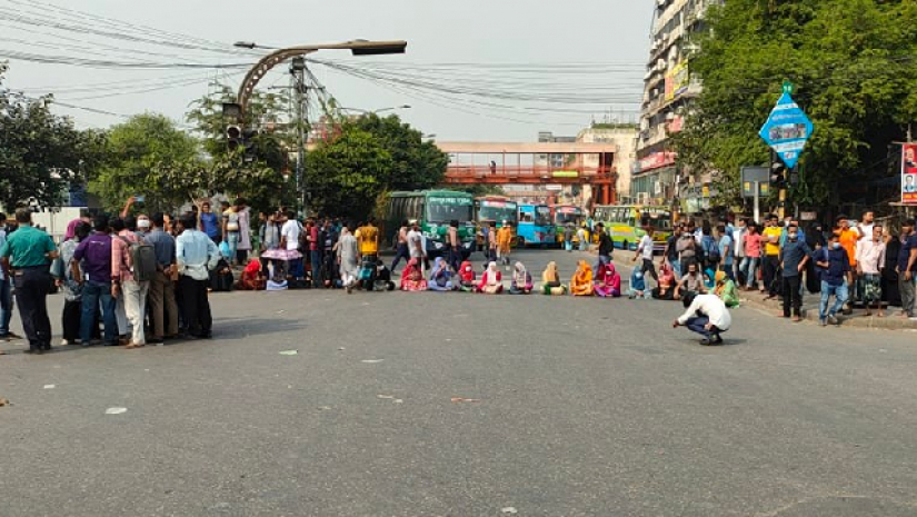 ঢাকা কলেজ শিক্ষার্থীদের সড়ক অবরোধ