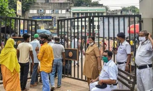 একসঙ্গে ৪ প্রেমিকা বাড়িতে, উপায় না পেয়ে যুবকের বিষপান