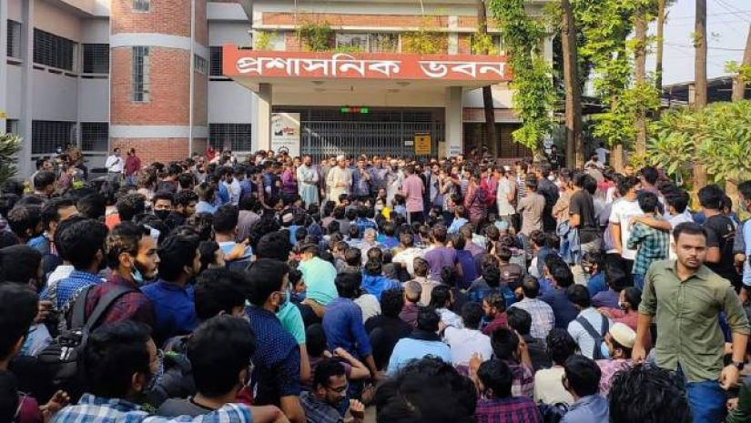 প্রশাসনিক ভবনের সামনে অবস্থান করেছেন বিক্ষুব্ধ শিক্ষার্থীরা