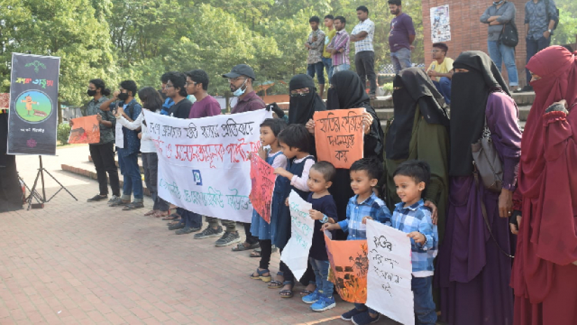 মানববন্ধনে উপস্থিত  ডিইএসআরএফের সদস্যবৃন্দ